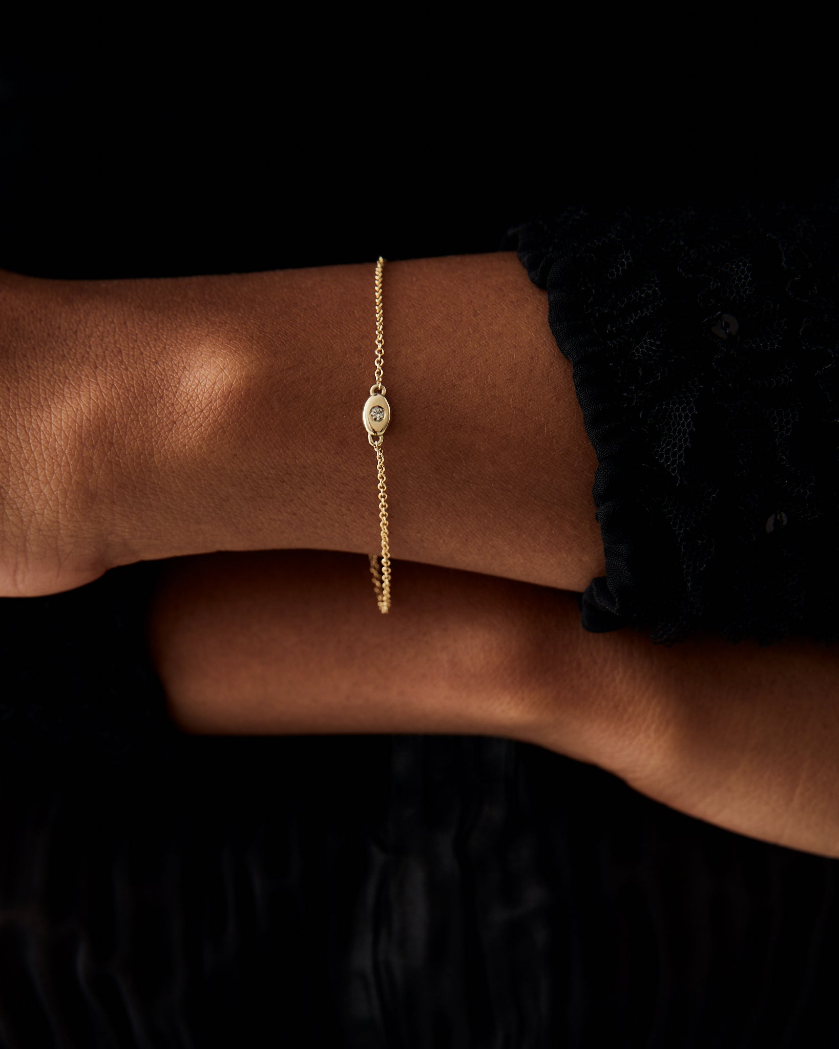 Oval solitaire bracelet