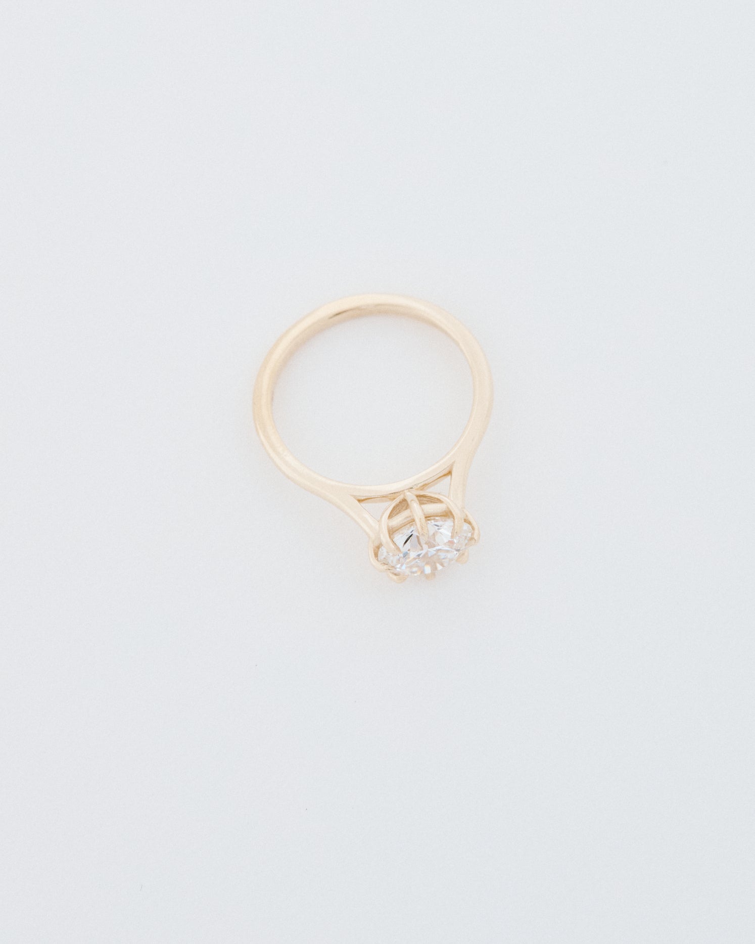 Round Brilliant Cut Eight Claw Engagement Ring