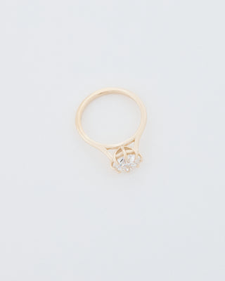 Round Brilliant Cut Eight Claw Engagement Ring