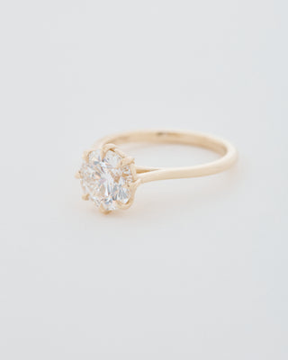 Round Brilliant Cut Eight Claw Engagement Ring