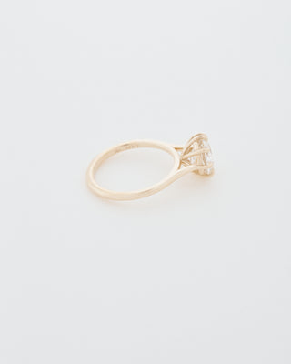 Round Brilliant Cut Eight Claw Engagement Ring