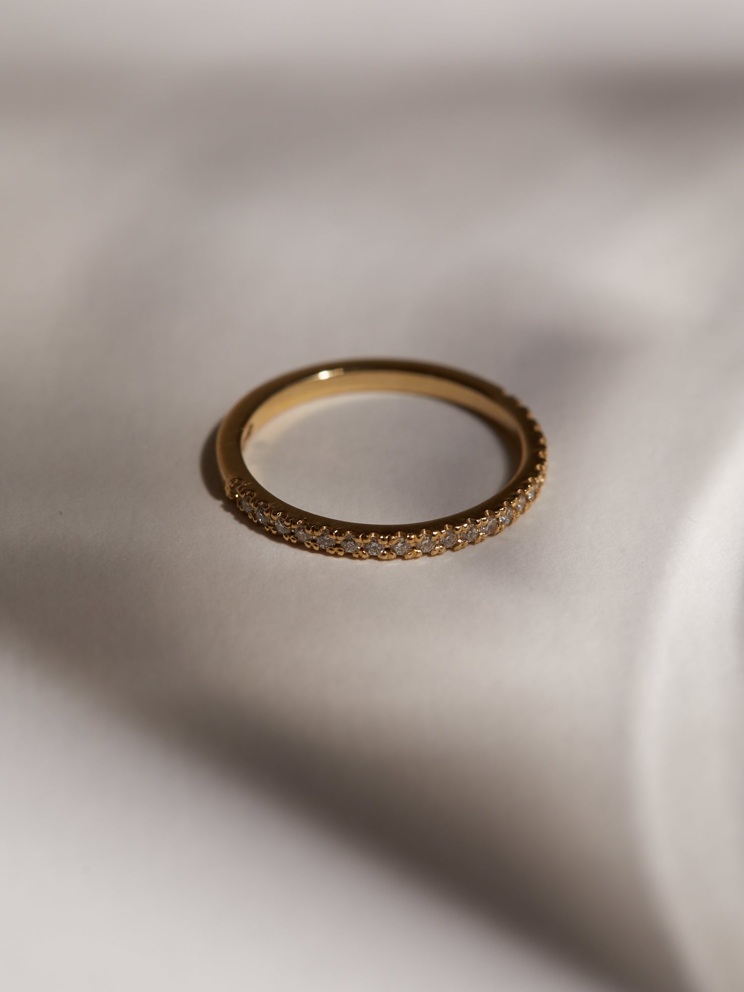 Cut-out claw pavé half eternity